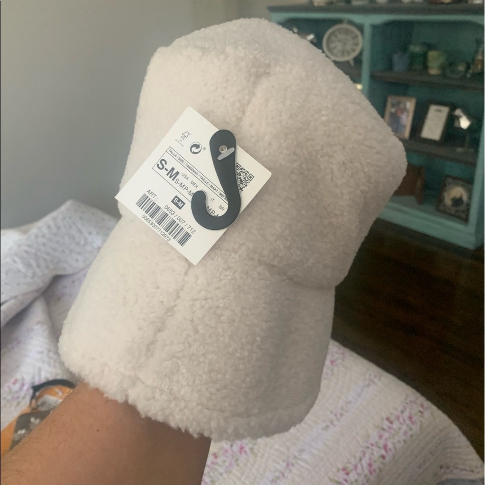 Zara Sherpa bucket hat. Brand new with tags this hat is incredibly soft.